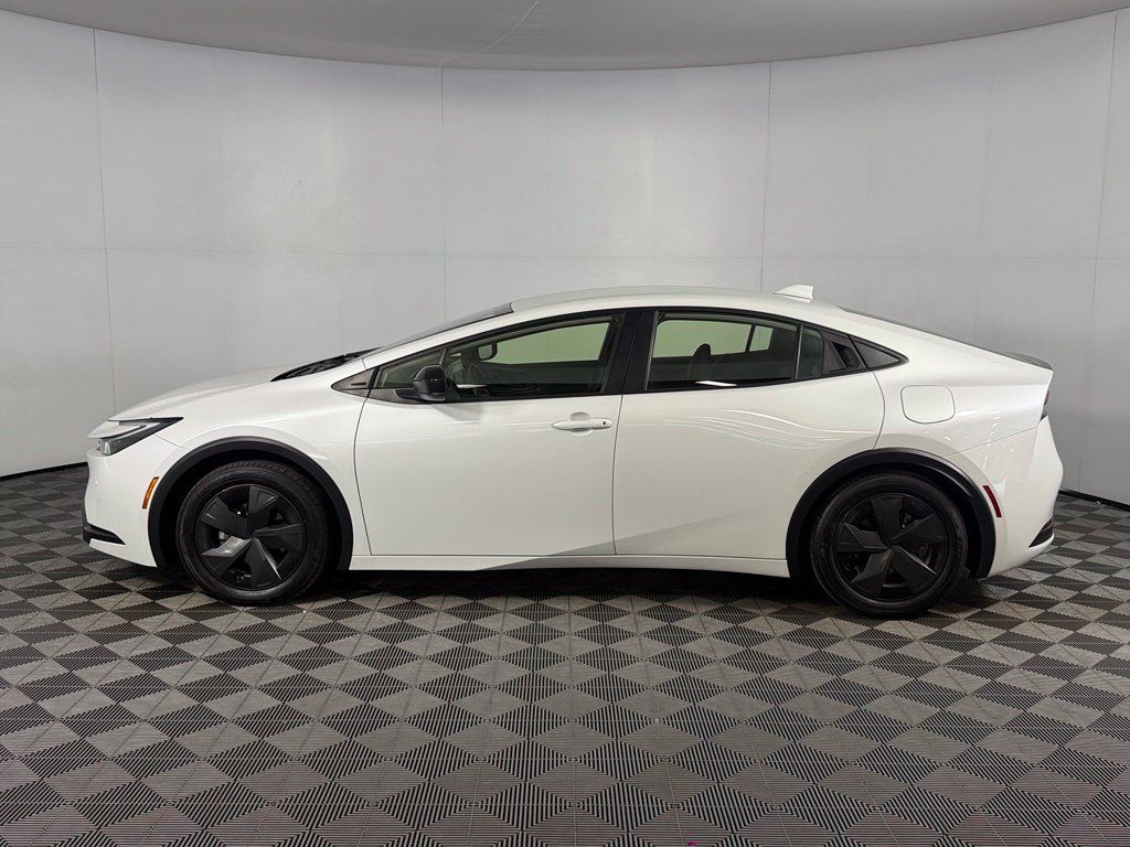 Used 2025 Toyota Prius LE FWD image 9