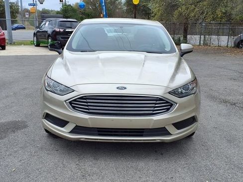 Used 2017 Ford Fusion SE FWD image 2