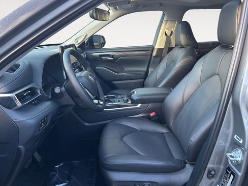 Used 2025 Toyota Highlander Limited image 15
