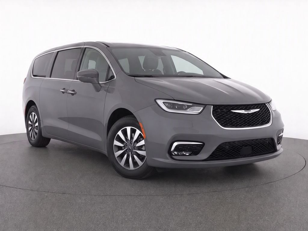 Used 2022 Chrysler Pacifica Touring-L w/ Uconnect Theater Family Group FWD image 2
