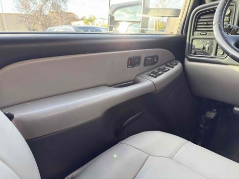 Used 2001 Chevrolet Suburban 2500 LT w/ LT Preferred Equipment Group image 27