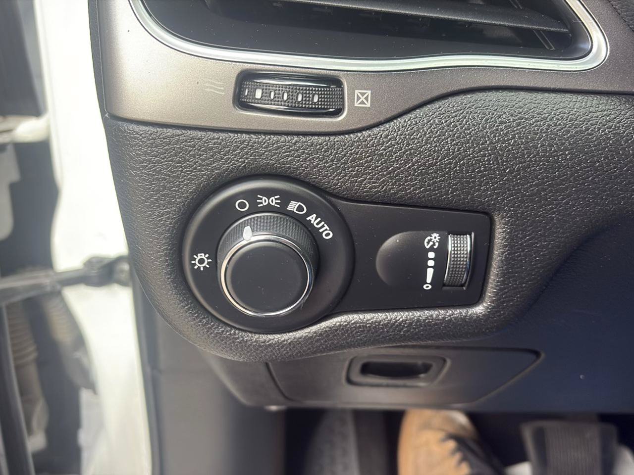 Used 2020 Jeep Cherokee Latitude FWD image 15