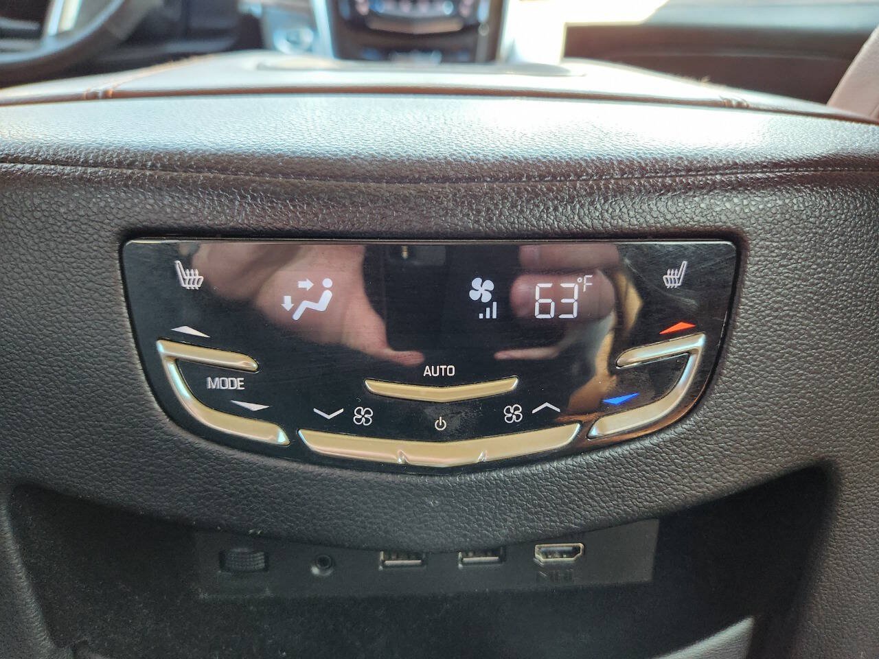 Used 2018 Cadillac Escalade Premium Luxury AWD/4WD image 21