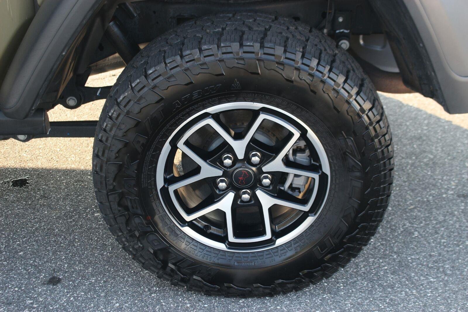 Used 2025 Jeep Gladiator Rubicon w/ Convenience Group AWD/4WD image 39
