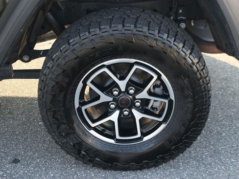 Used 2025 Jeep Gladiator Rubicon w/ Convenience Group AWD/4WD image 39