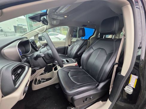 Used 2023 Chrysler Pacifica Touring-L FWD image 11