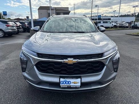 Used 2025 Chevrolet Trax LT w/ LT Convenience Package FWD image 8