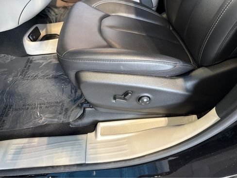 Used 2024 Chrysler Pacifica Touring-L AWD/4WD image 5