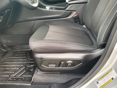 Used 2024 Jeep Grand Cherokee Laredo X image 15