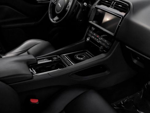 Used 2019 Jaguar F-PACE Premium image 19