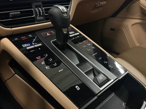 Certified 2026 Porsche Macan AWD/4WD image 19