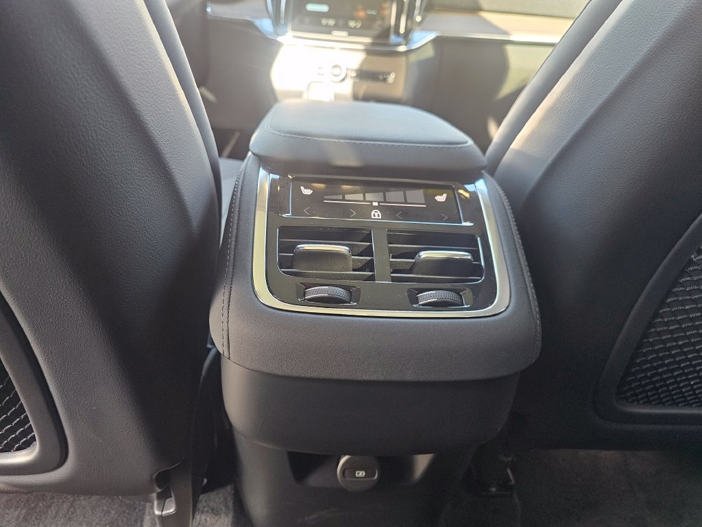 Certified 2025 Volvo XC90 B5 Plus AWD/4WD image 14