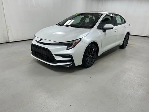 Used 2025 Toyota Corolla SE FWD image 2