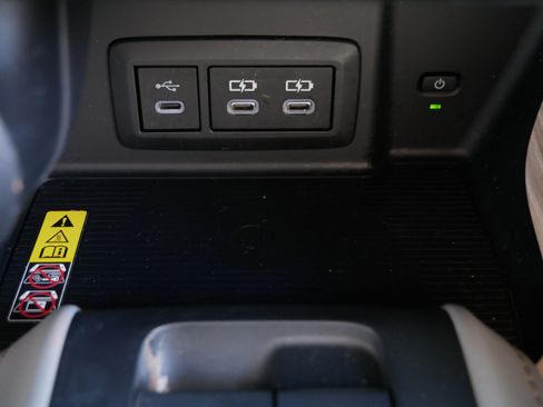 Used 2024 Toyota Venza Limited image 29