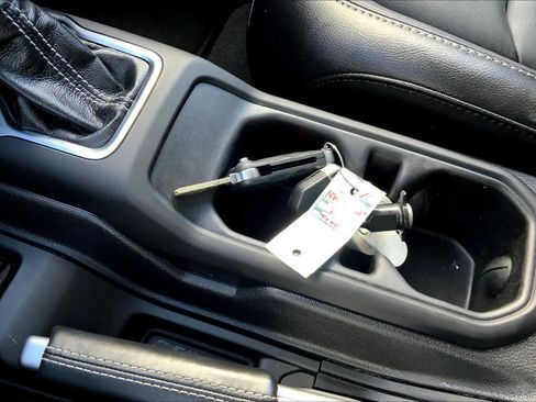 Used 2022 Jeep Wrangler Unlimited Sahara image 13