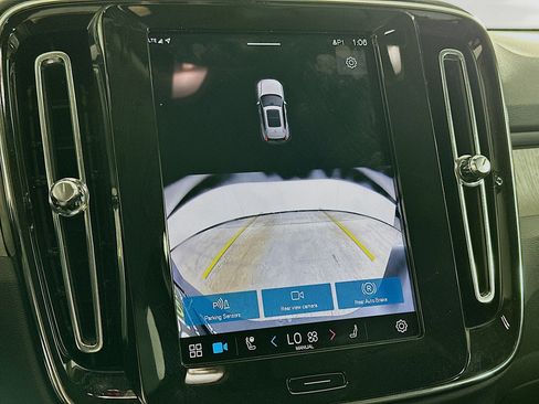 Used 2025 Volvo XC40 B5 Core image 23