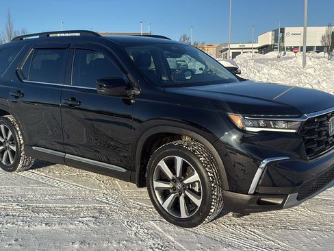 Used 2025 Honda Pilot Touring image 2