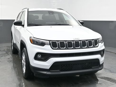 Used 2024 Jeep Compass Latitude image 2