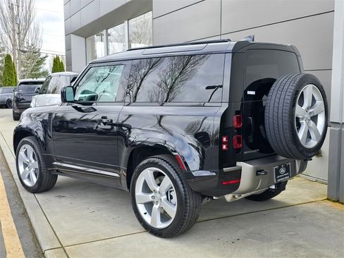 New 2025 Land Rover Defender 90 X-Dynamic SE image 5
