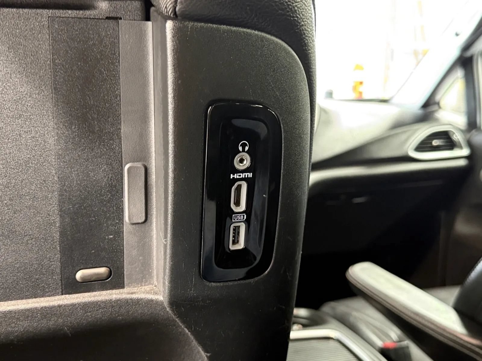Used 2018 Chrysler Pacifica Touring-L Plus w/ Advanced Safetytec Group FWD image 30