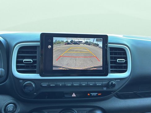Used 2023 Hyundai Venue Limited FWD image 18