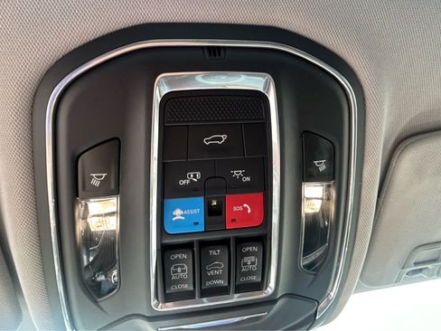 Used 2022 Jeep Grand Cherokee Limited AWD/4WD image 13