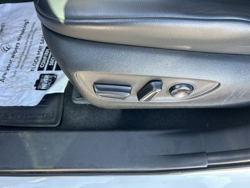 Used 2024 Toyota Highlander XLE image 3