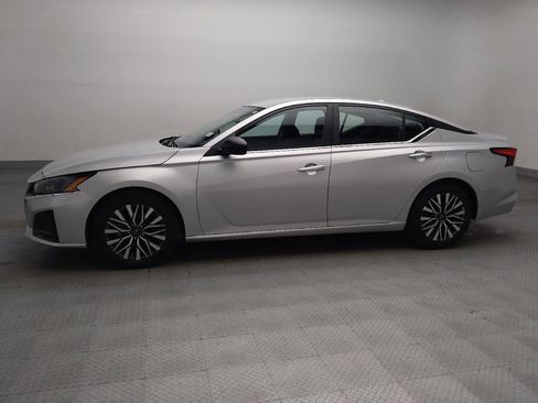Used 2025 Nissan Altima 2.5 SV FWD image 2