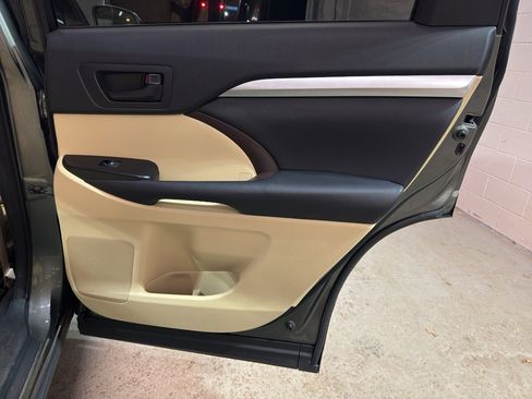 Used 2014 Toyota Highlander Plus image 24