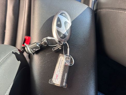 Used 2025 Hyundai Elantra Limited image 33