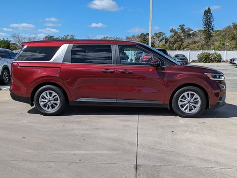 Used 2022 Kia Carnival LX image 4
