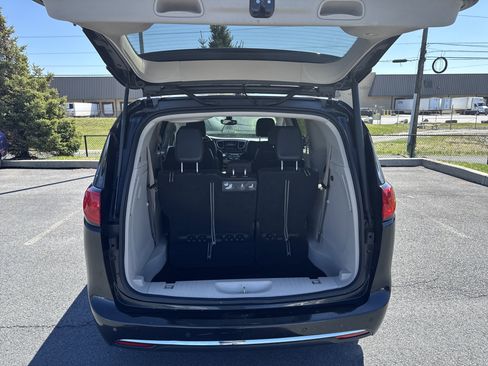 Used 2017 Chrysler Pacifica Touring-L image 10