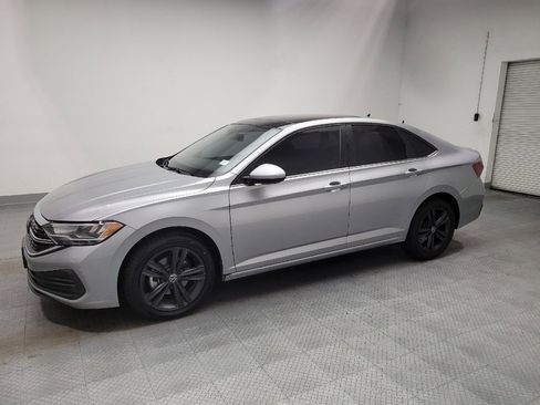 Used 2022 Volkswagen Jetta SE FWD image 2