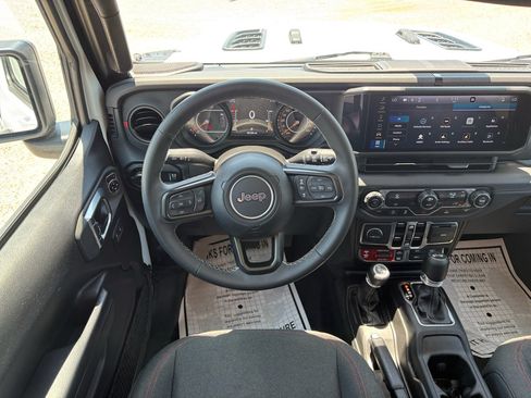 Used 2025 Jeep Wrangler Unlimited Rubicon AWD/4WD image 9