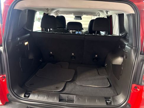 Used 2021 Jeep Renegade Latitude FWD image 13