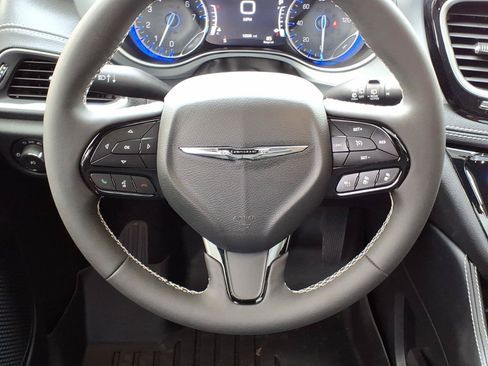 Used 2025 Chrysler Pacifica Limited AWD/4WD image 13