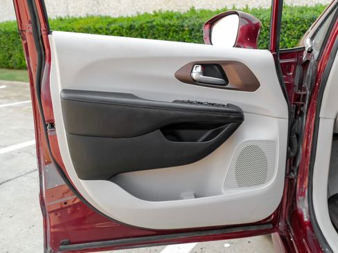 Used 2018 Chrysler Pacifica Touring Plus w/ Tire & Wheel Group image 40