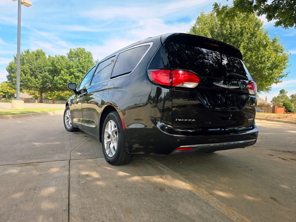 Used 2020 Chrysler Pacifica Limited FWD image 14
