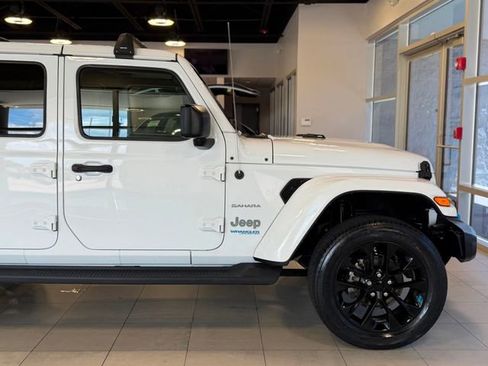 Used 2022 Jeep Wrangler Unlimited Sahara w/ Cold Weather Group AWD/4WD image 16