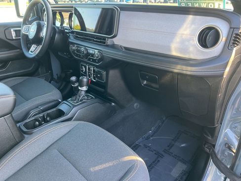 Used 2025 Jeep Wrangler Unlimited Sahara AWD/4WD image 35