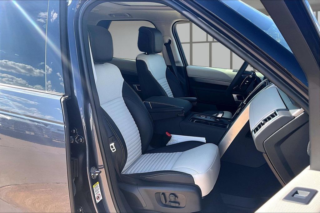 Certified 2026 Land Rover Discovery Limited Edition AWD/4WD image 7