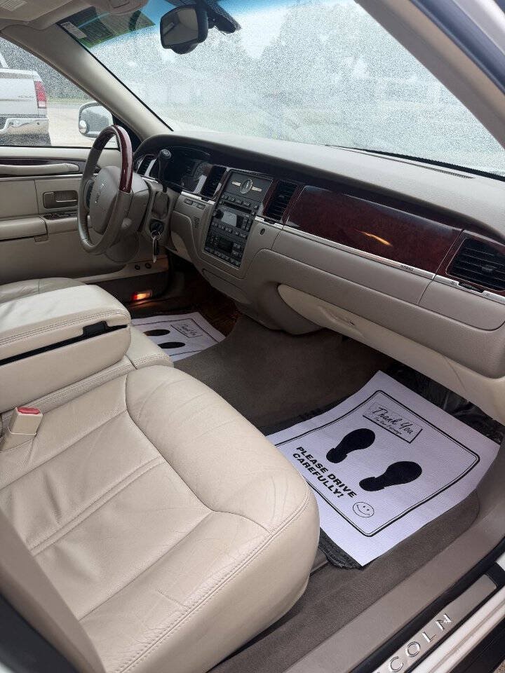 Used 2005 Lincoln Town Car Signature Limited RWD image 26