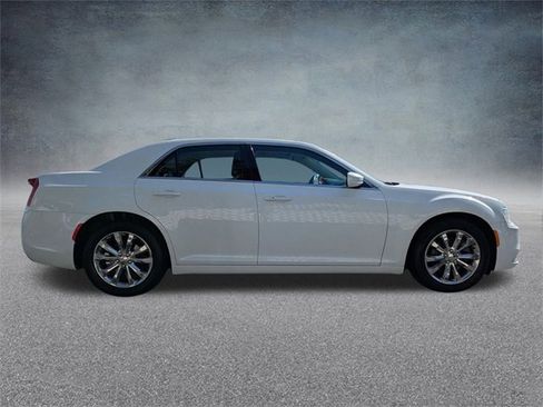 Used 2016 Chrysler 300 Limited image 3