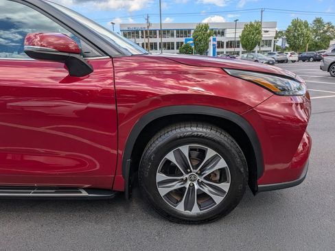 Used 2022 Toyota Highlander XLE AWD/4WD image 11