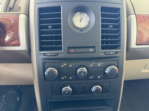 Used 2008 Chrysler Town & Country Touring FWD image 16