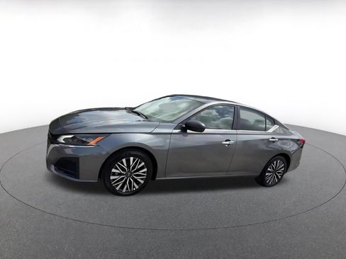 Used 2025 Nissan Altima 2.5 SV FWD image 8