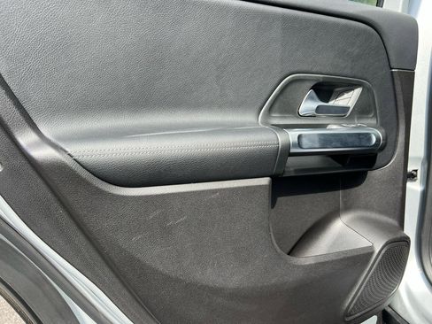 Used 2020 Mercedes-Benz GLB 250 4MATIC w/ Premium Package image 16
