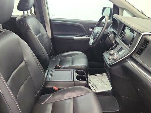Used 2018 Toyota Sienna SE Premium image 25