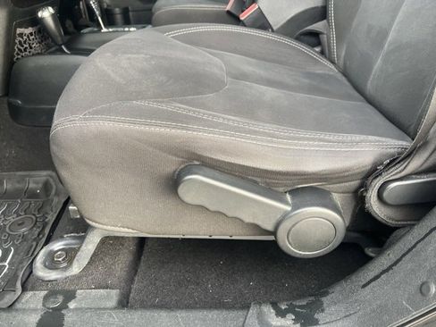 Used 2018 Jeep Wrangler Unlimited Sahara w/ Connectivity Group image 25