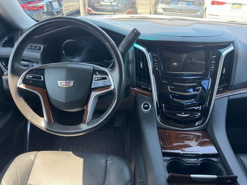 Used 2019 Cadillac Escalade ESV Luxury RWD image 17